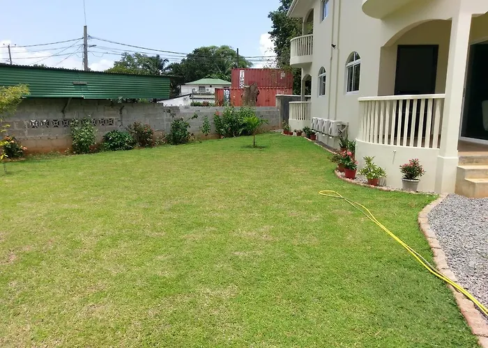 Flower Garden Self-catering * Beau Vallon (Mahe)