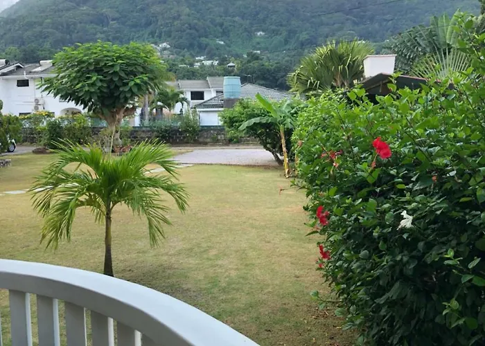 Flower Garden Self-catering Beau Vallon (Mahe)